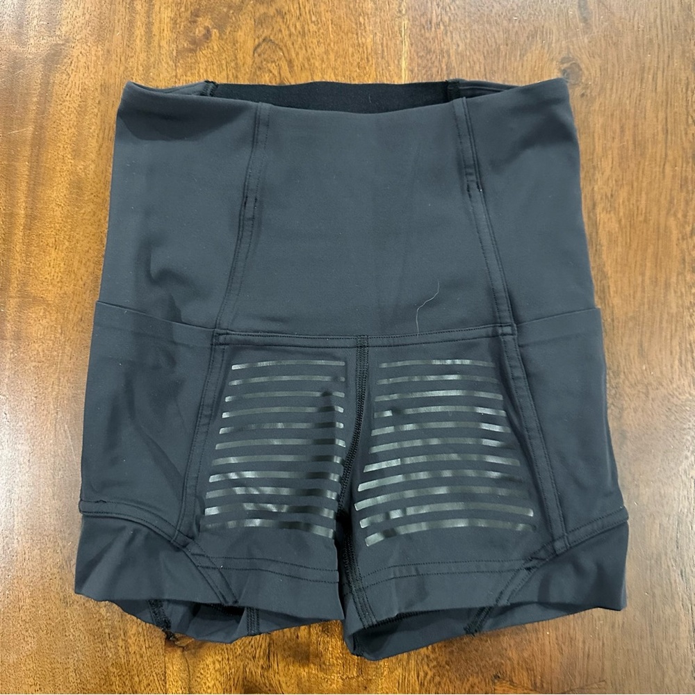 Lululemon Rogue Renegade High Rise Short 2.5"
Blackโ Size 2